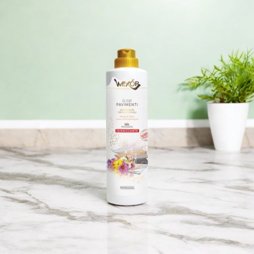 Zdjęcie produktu Wexor Fiori Brasil 750 ml – włoski płyn żelowy do podłóg premium. Butelka z zielonym płynem, perfumowany zapach kwiatów i limonki, koncentrat z mikrokapsułkami, idealny do paneli, płytek i podłóg drewnianych.