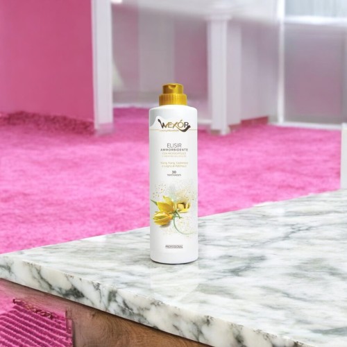 Zdjęcie produktu Wexor Elisir Ammorbidente Giallo Cashmere 750 ml – włoski płyn do płukania premium. Butelka 750 ml, elegancki zapach ylang-ylang, kaszmiru i paczuli, z mikrokapsułkami i proteinami jedwabiu, do 30 prań.