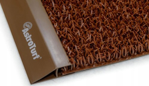 Profil do wycieraczki Astro Turf w kolorze brązowym (0,91 m) to praktyczny element wykończeniowy strefy wejścia. Pomaga zabezpieczyć i ustabilizować krawędź wycieraczki, poprawiając wygląd oraz komfort codziennego użytkowania przy drzwiach wejściowych.