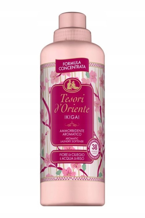 Różowa butelka skoncentrowanego płynu do płukania tkanin Tesori d'Oriente Ikigai o pojemności 760 ml.