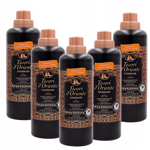 Zestaw pięciu czarnych butelek skoncentrowanego płynu do płukania tkanin Tesori d'Oriente Hammam z miedzianymi nakrętkami i etykietami.